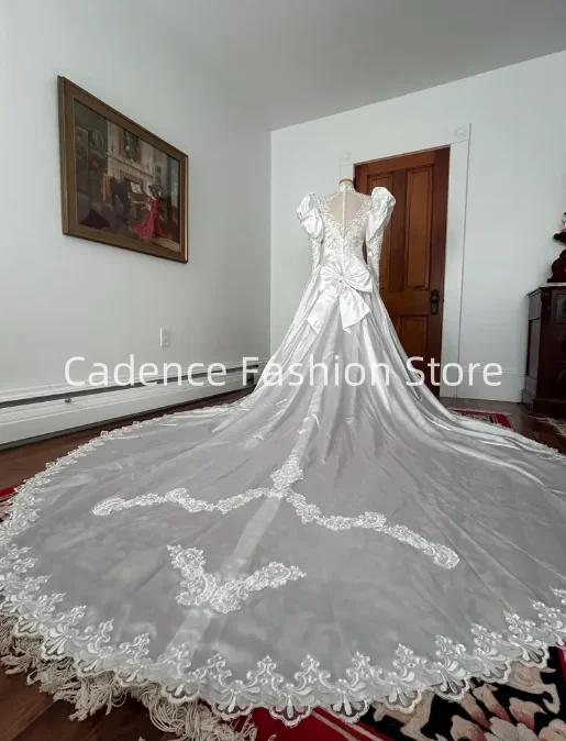 Abiti da sposa personalizzati con orlo da cattedrale da sposa in raso bianco con maniche a sbuffo del 2025 anni '80