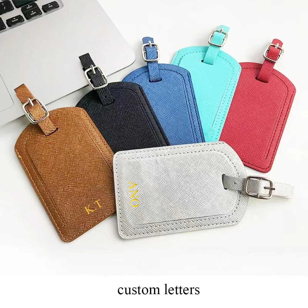 Custom Letters Saffiao Bagagem Tag, PU Leather, Suitcase Name Card Tag, Acessórios de Viagem Inicial Personalizado, Mulheres e Homens, Atacado