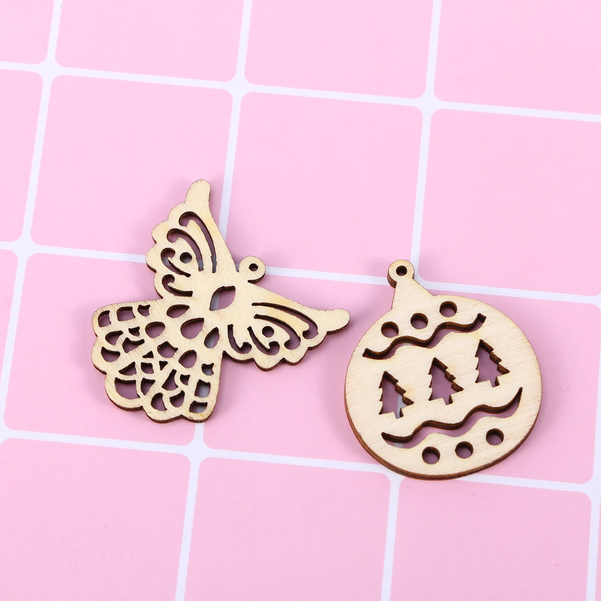 

50Pcs Wooden Christmas Ornament Set Cute Xmas Hanging Decor for Tree Door Wall Festival Party Decorations Supplies