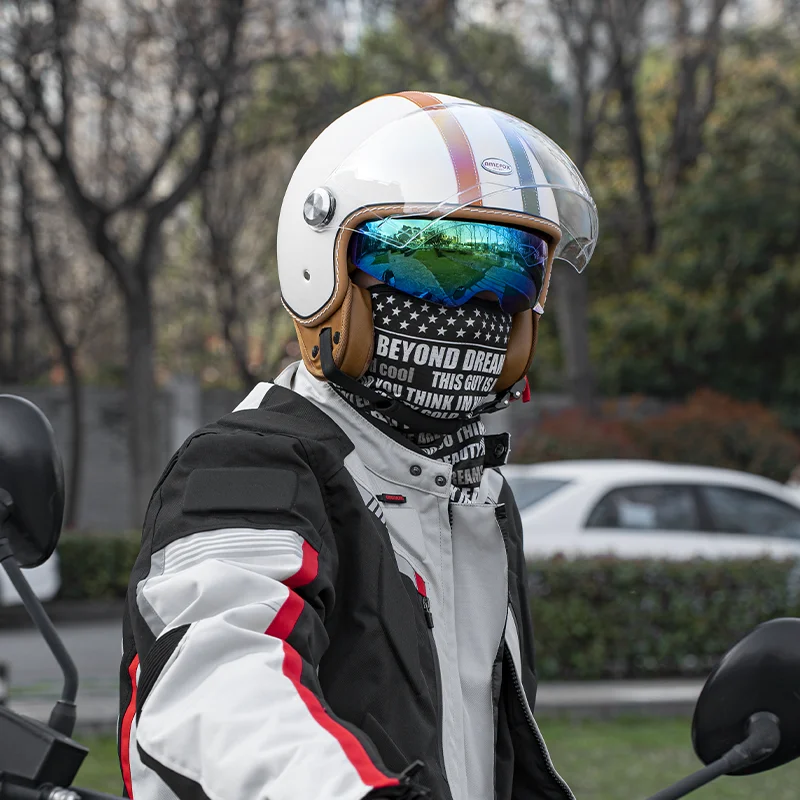 

Мотоциклетный шлем с открытым лицом и тремя четверками премиум-класса. Прочный, безопасный и чрезвычайно легкий дизайн для городских езды на велосипеде на весь год.