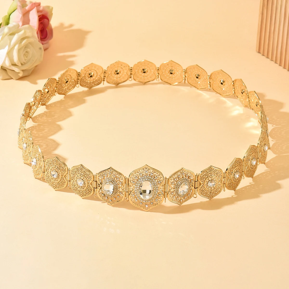 حزام تخريمية ذهبي فاخر لحفلات الزفاف - إكسسوار مميز بالكريستال المتلألئ مع نمط معقد لمظهر زفاف مذهل