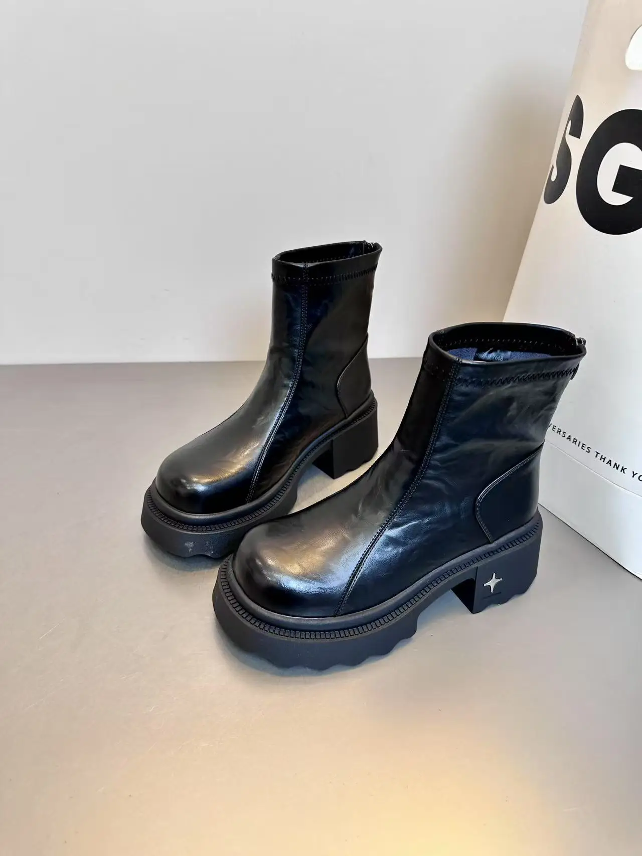 

Ladies' Winter 2025 new thick heel Chelsea boots British style retro skinny boots short boots female Thick Sole Rubber Outsole