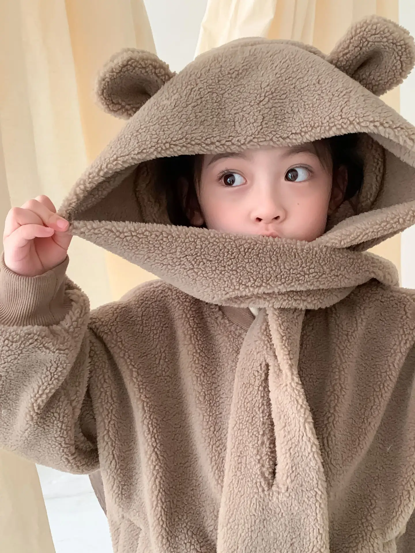 

Girls Lamb Plush Hooded Cartoon Bear Coat 2023 New Winter Kids Fashion Cute Fluffy Short Skirt Set Long Sleeved Warm Outwear