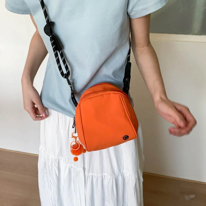 Bolso de hombro elegante para mujer con detalles de asa de bambú y cuerpo de cuero para un aspecto y atractivo de moda único e atemporal