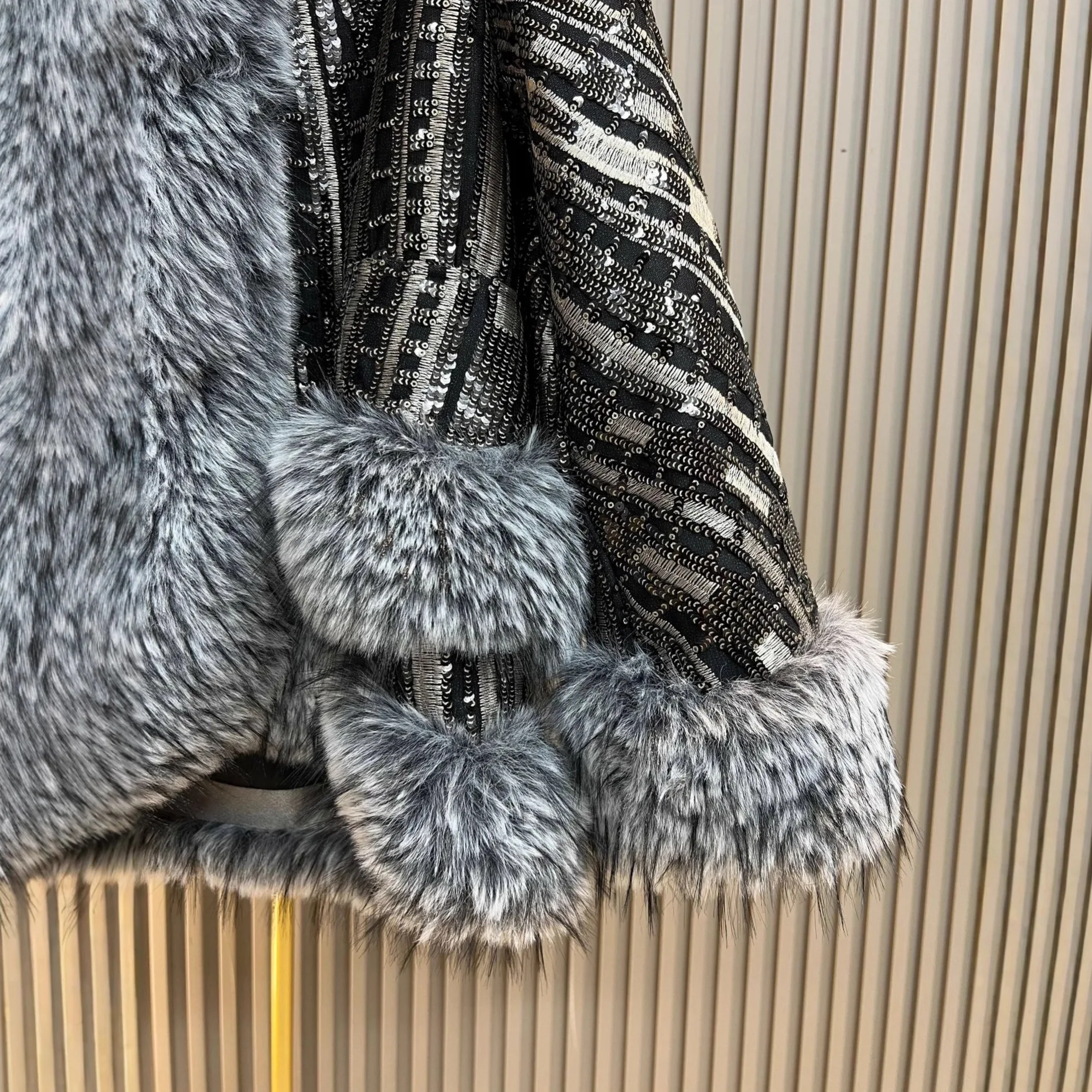 معطف فرو الثعلب الصناعي مطرز بالترتر الثقيل للنساء 2025 شتاء موضة جديدة فضفاضة دافئة أنيقة معطف فرو صناعي سترة فروي #3