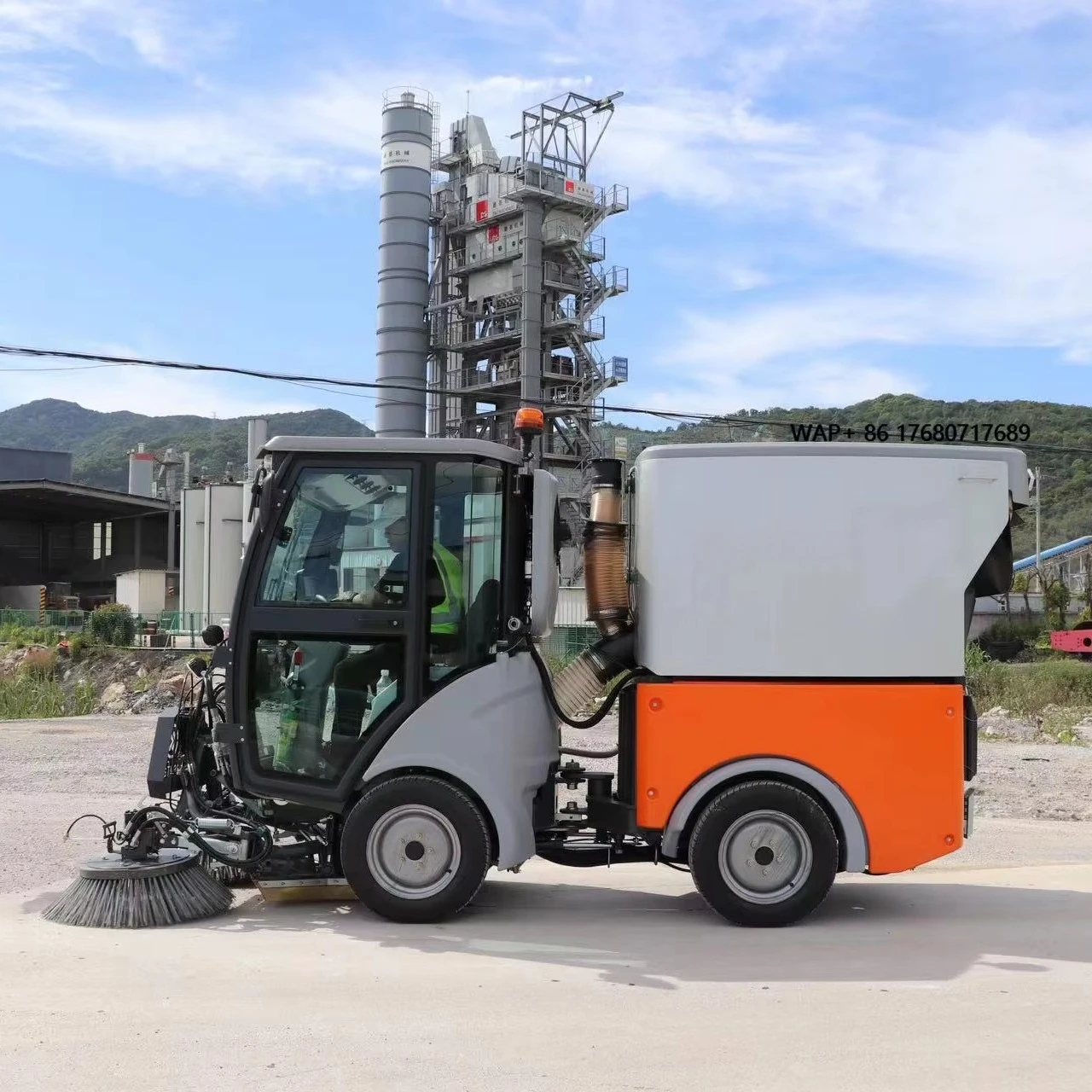 Heavy Duty Four-Cylinder Engine Powered Ride-On Street Sweeper for Municipal Area Floor Cleaning