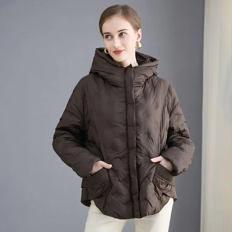 سترة نسائية لخريف وشتاء 2025 بغطاء للرأس سترة بيضاء مبطنة بالبط