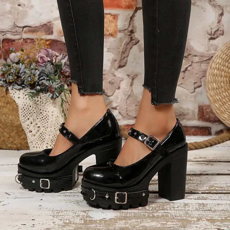 2026 Tacchi altissimi Décolleté gotici Fibbia in metallo Anelli per cinture Piattaforma con rivetti Cosplay Tacchi alti robusti Cinturino alla caviglia Scarpe con tacco alto