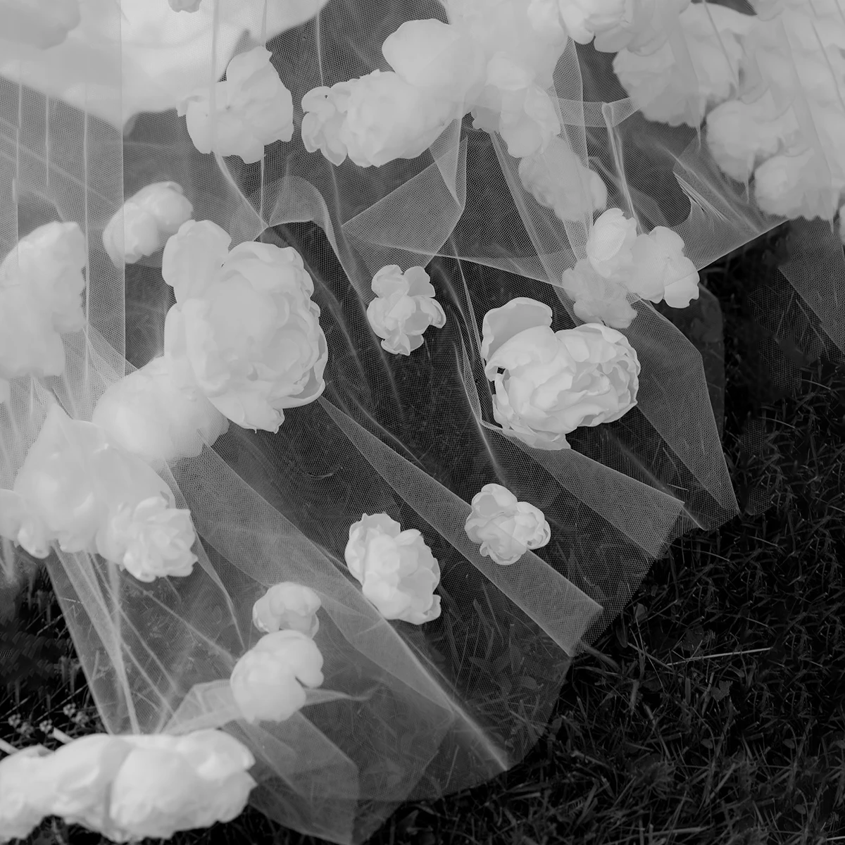 Velos de novia románticos de lujo con flores en 3D, borde cortado con peine, longitud de la capilla personalizada, tocado de 2,5 metros para boda