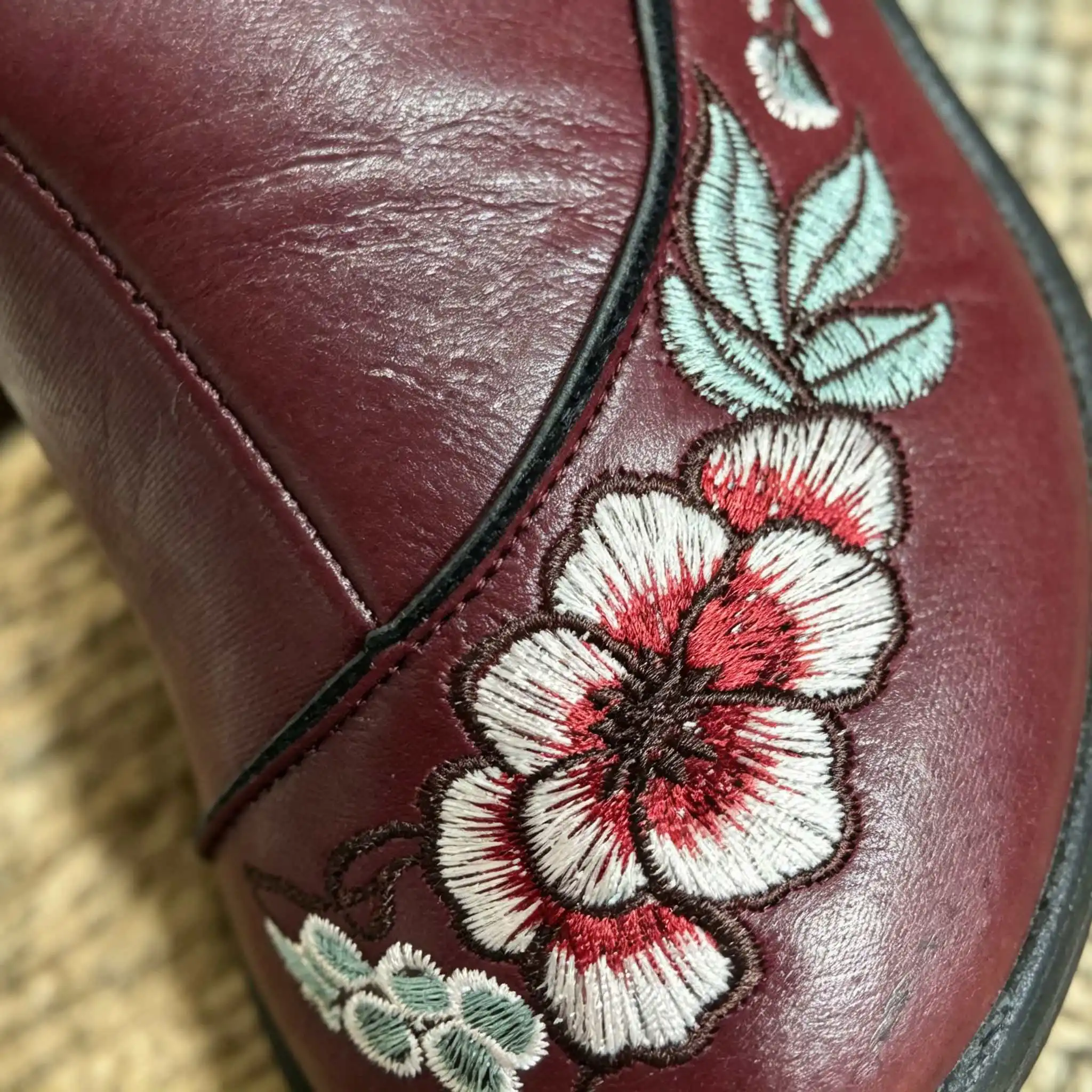Winterstiefel für Damen mit ethnischer Blumenstickerei, Kunstleder mit gepolstertem Futter, warm und bequem, lässiger Stil, Schneestiefel. – Detail 4