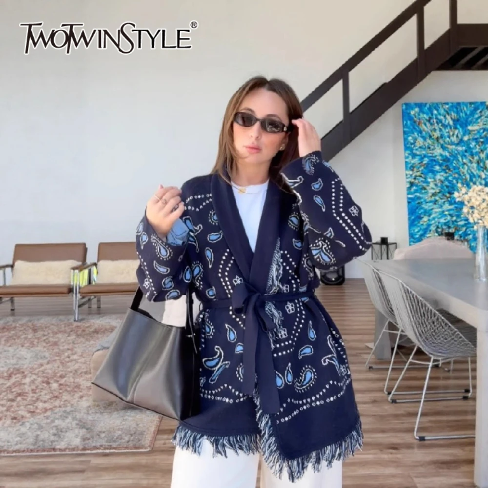 

TWOTWINSTYLE богемный свитер для похудения с принтом для женщин, кардиган с лацканами и длинными рукавами, шаль с кисточками и подолом, женский осенний новый