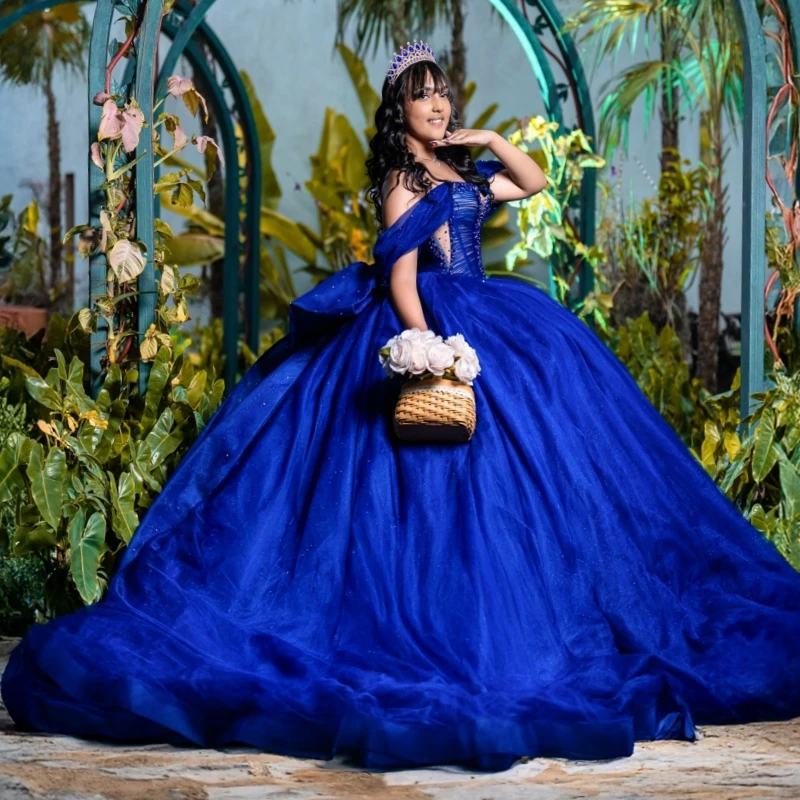 

Королевское синее блестящее платье Quinceanera с открытыми плечами и бисером, с кристаллами и бантом, тюлевое платье для вечеринки, дня рождения, Sweet 16, Vestidos 15 De Anos