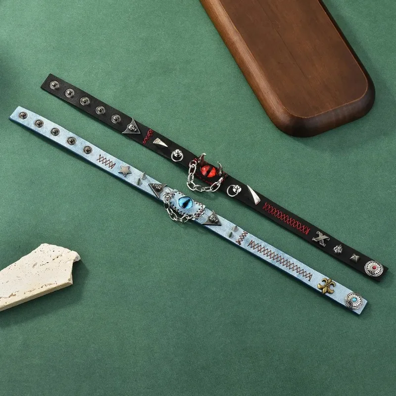 ตาสีน้ําเงินเข้มหมุดย้ําวัฒนธรรมย่อยสร้อยคอและปกแฟชั่นสไตล์ดินแดนที่รกร้าง ปกเสื้อผ้าแฟชั่น