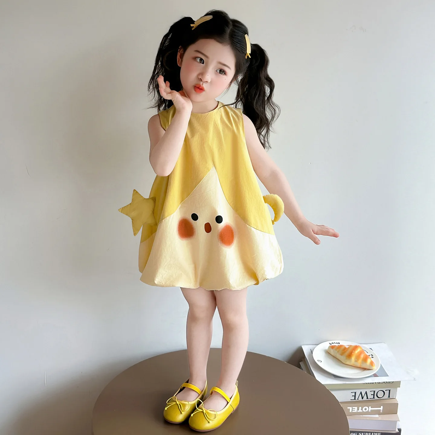 Mädchen Sommerkleid 2026 Neues Koreanisches Gelbes Blütenknospen-Trägerkleid Baby Süßes Cartoon Ärmelloses Kleid