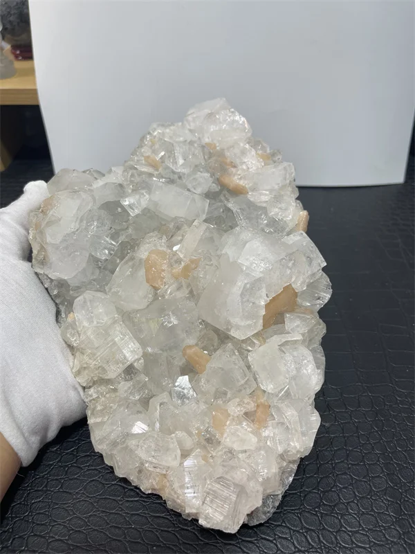 2.2kg Beautiful natural mineral apophyllite with zeolite specimens