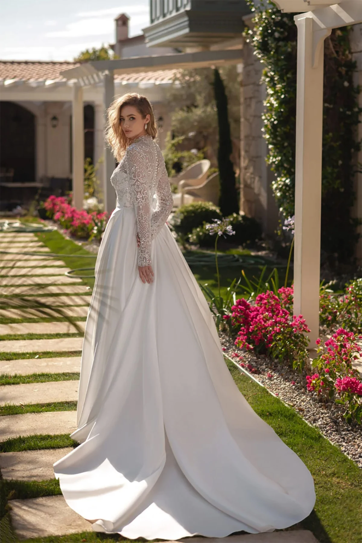 Exquisite Wedding Dresses Beads Appliques Lace Long Sleeves Bridal Gowns Custom Made Sexy Split Button Back Sweep Train Robes