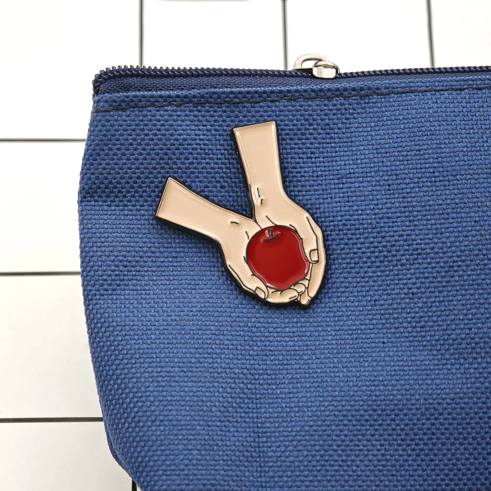 Die Twilight-Saga Emaille-Pin Hände, die einen roten Apfel halten, Buchumschlag-Broschen, Kolektion für Filmfans, Anstecknadeln, Schmuckgeschenk für Schüler – Detail 5