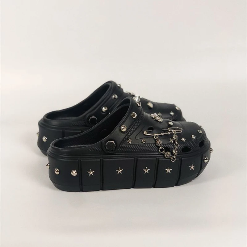 Zapatillas de plataforma con remaches de Pin Punk para mujer, sandalias de jardín, zapatos de tacón alto con dijes de Metal, cuña suave EVA, zapatos casuales para mujer, Verano