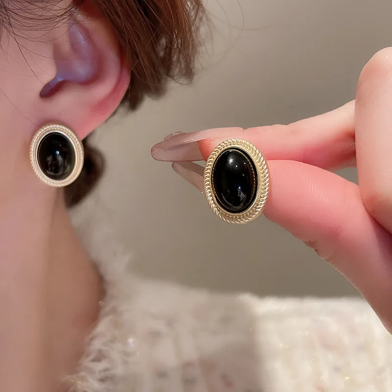 Retro Gold Color Metal Black Oval Shaped Clip Earrings Without Piercing for Women Advanced Design Elegant Lady Party Jewelry