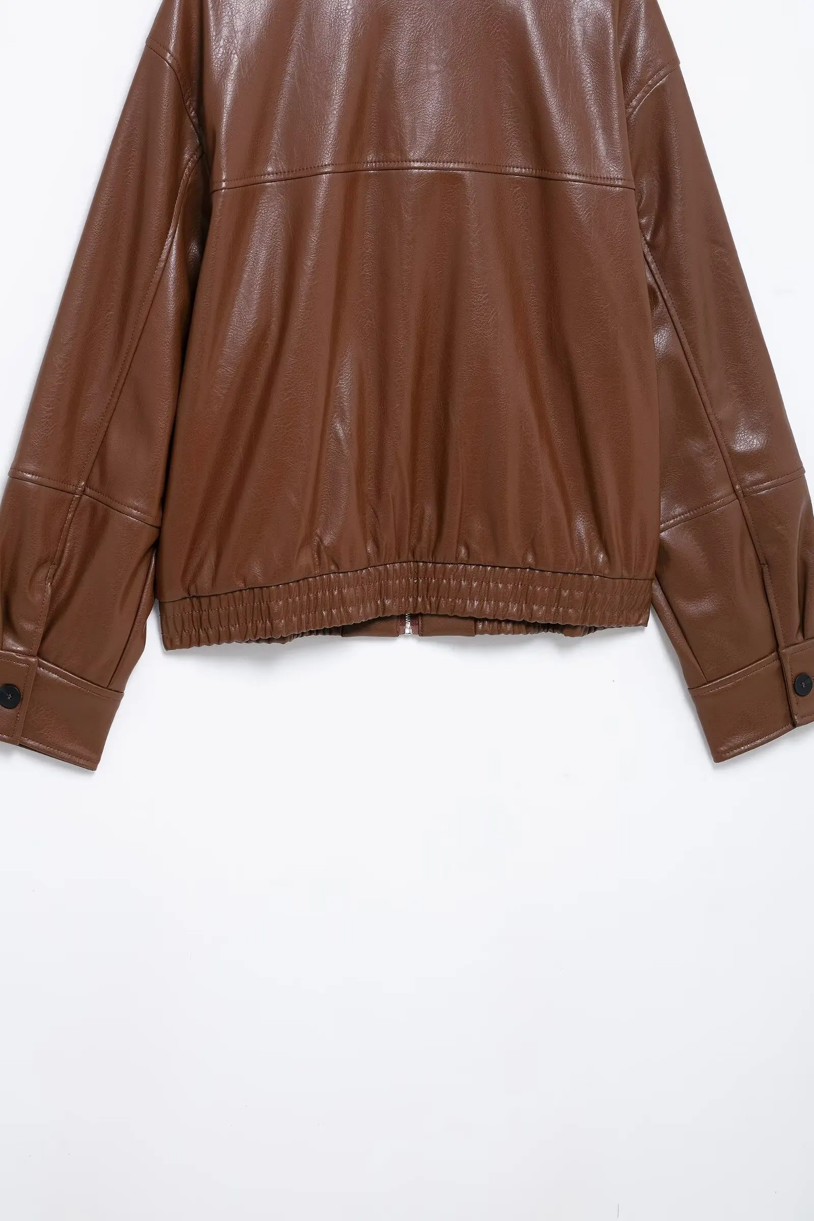 PB&ZA 2025 เสื้อแจ็คเก็ตหนังสีน้ําตาลสตรีพร้อมซิปดีไซน์ปกด้านหน้าชายเสื้อยางยืดและกระเป๋าด้านข้างเพื่อลุคอินเทรนด์