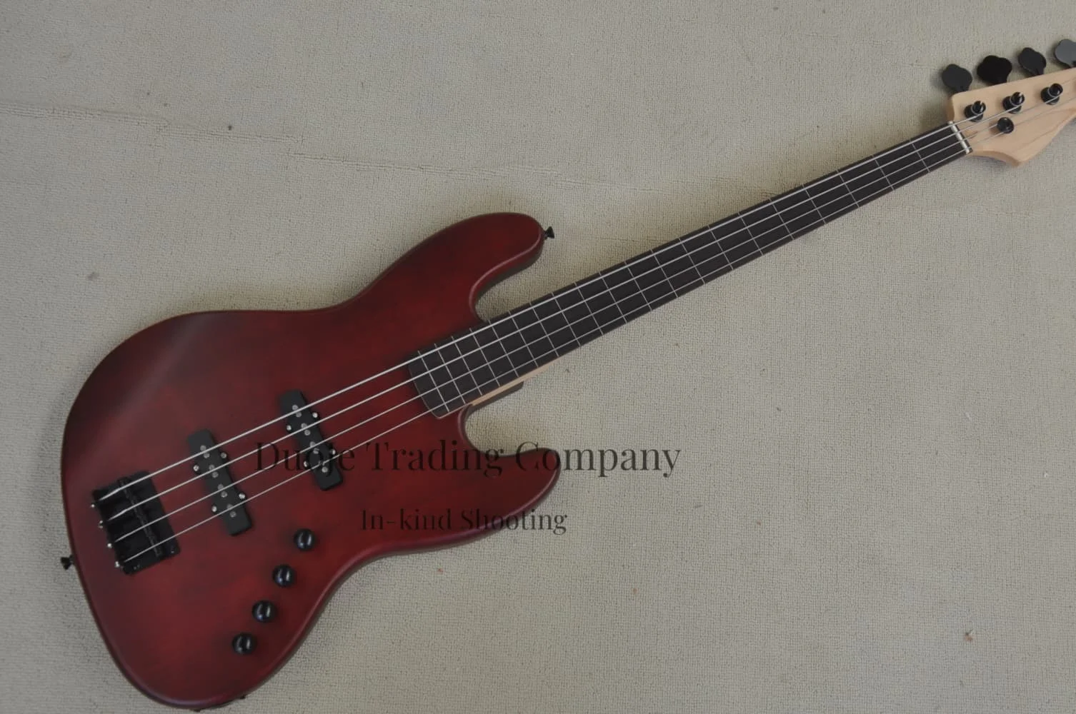 4-string matte black bass guitar, red-brown bass body, fixed bridge, rosewood fretboard with fret wire, black tuner