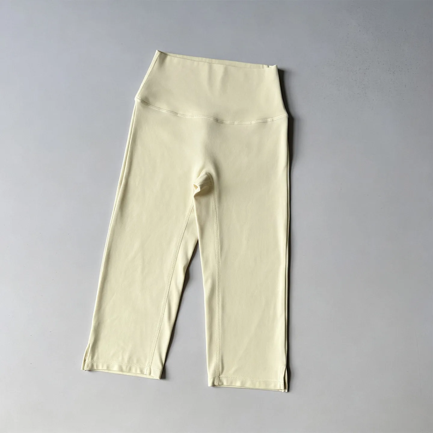 2-teiliges Nude High-Waisted Butt-Lifting Yoga-Set: Fitness-Cropped-Leggings, Sport-BH, stoßfestes Trainings-Oberteil und -Unterteil. – Detail 11