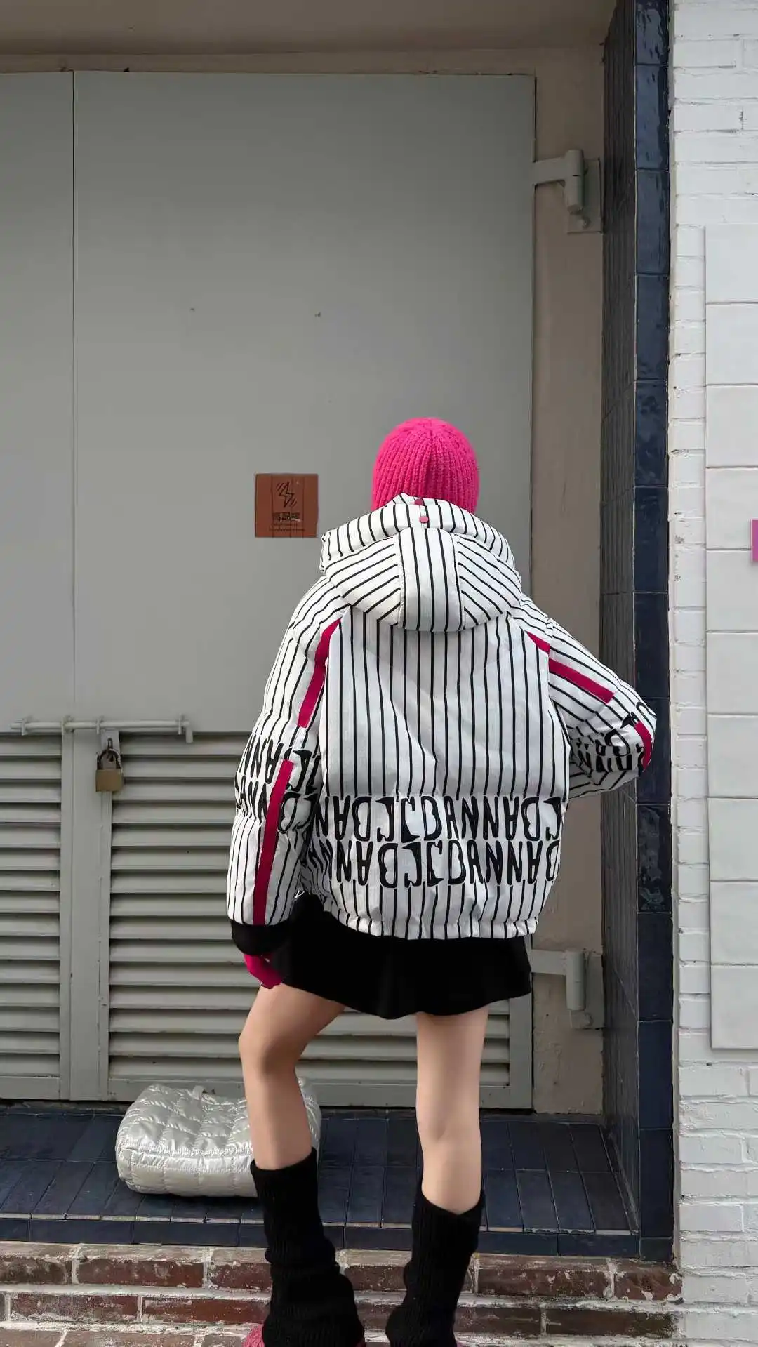 그래피티 레터 대비 색상 짧은 화이트 덕다운 재킷 여성용 겨울 신상 화이트 덕다운 루즈 스노우 파카 재킷