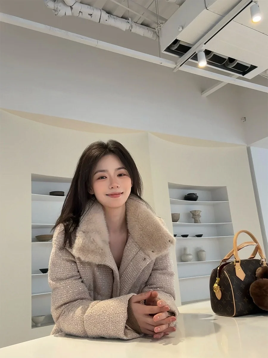 

Женская модная куртка на осень-зиму с яркими пайетками, меховым воротником, твидовая, цвета молочного чая, повседневная, на молнии