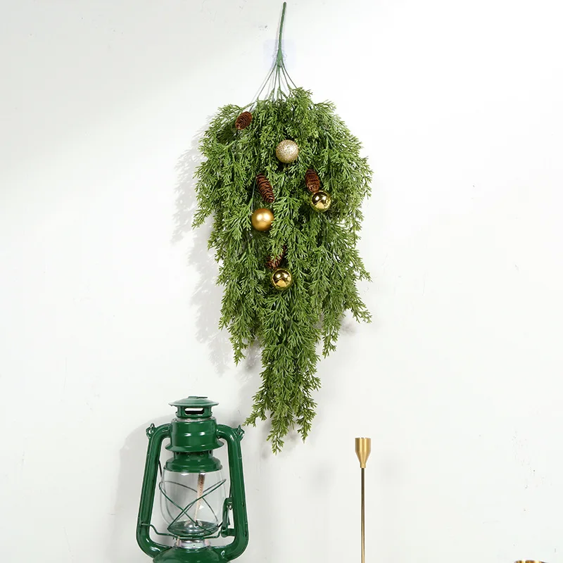 زينة عيد الميلاد محاكاة عبر الحدود إبرة الصنوبر لعيد الميلاد معلقة على الحائط من البلاستيك المزيف على شكل زهرة نباتية معلقة على الحائط