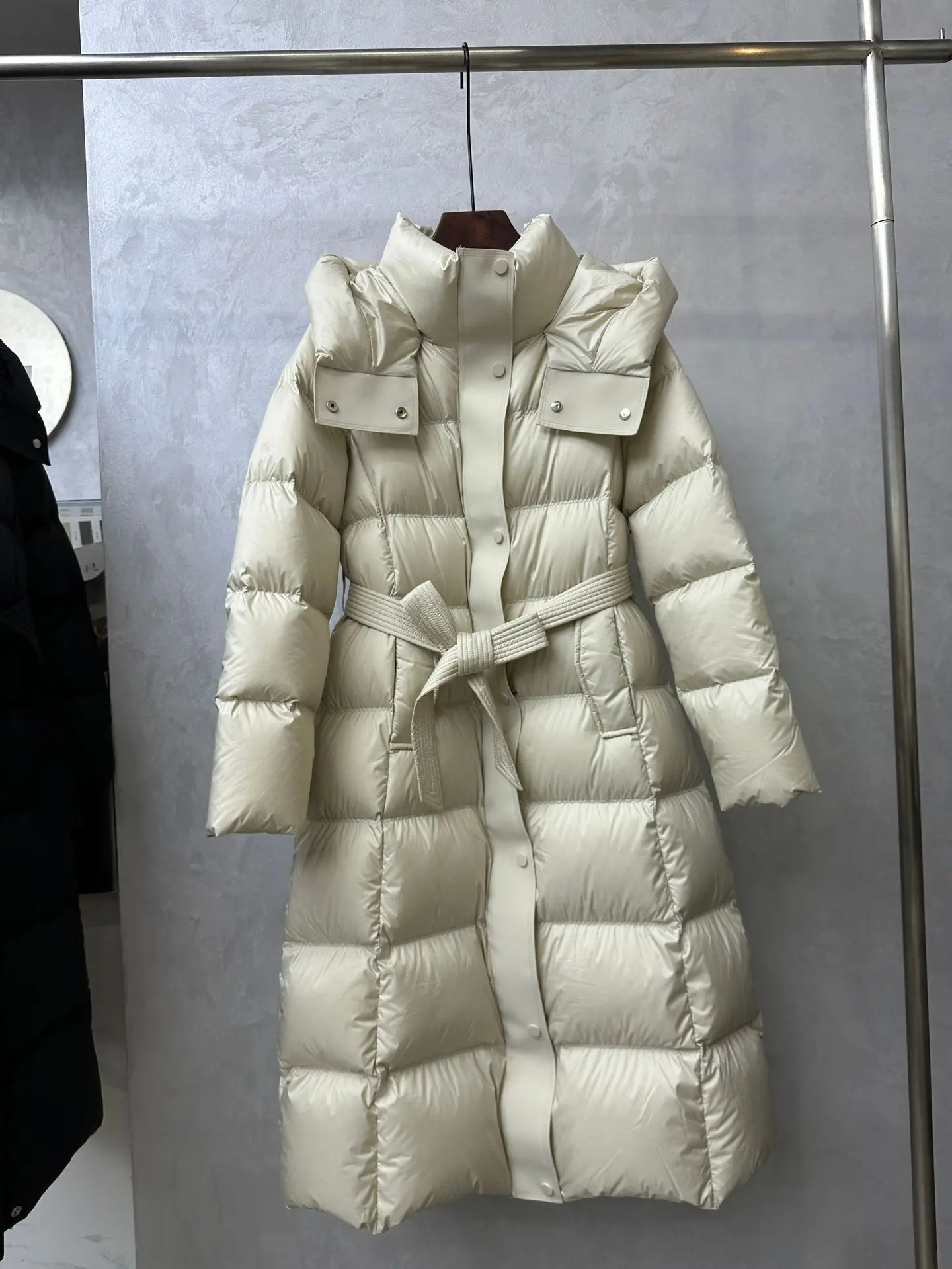 High-end meados de longo fino jaqueta feminina com cinto 2025 novo inverno cor sólida sobre o joelho elegante quente puffer casaco