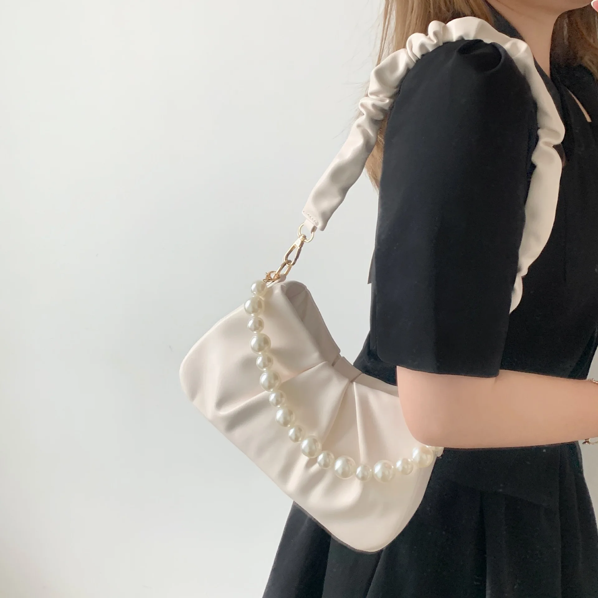 

Women Pearl Cloud Shoulder Bag Retro Luxury Design Handbag Fashion Trend Versatile Underarm Bag for Female Commuting