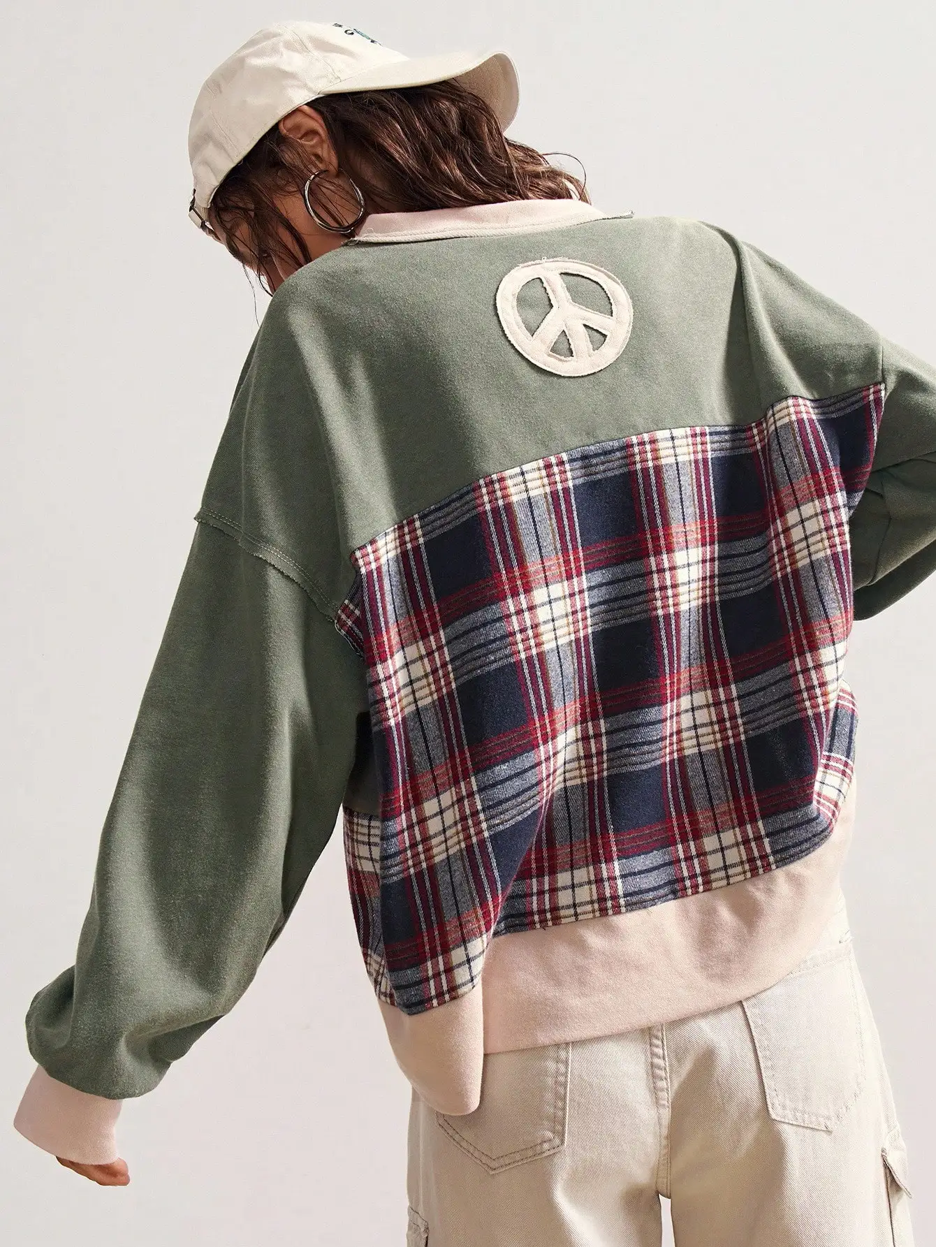 

Women's Loose Color Block Plaid Sweatshirt with Peace Sign Patch, Casual Vintage Style for Fall/Winter