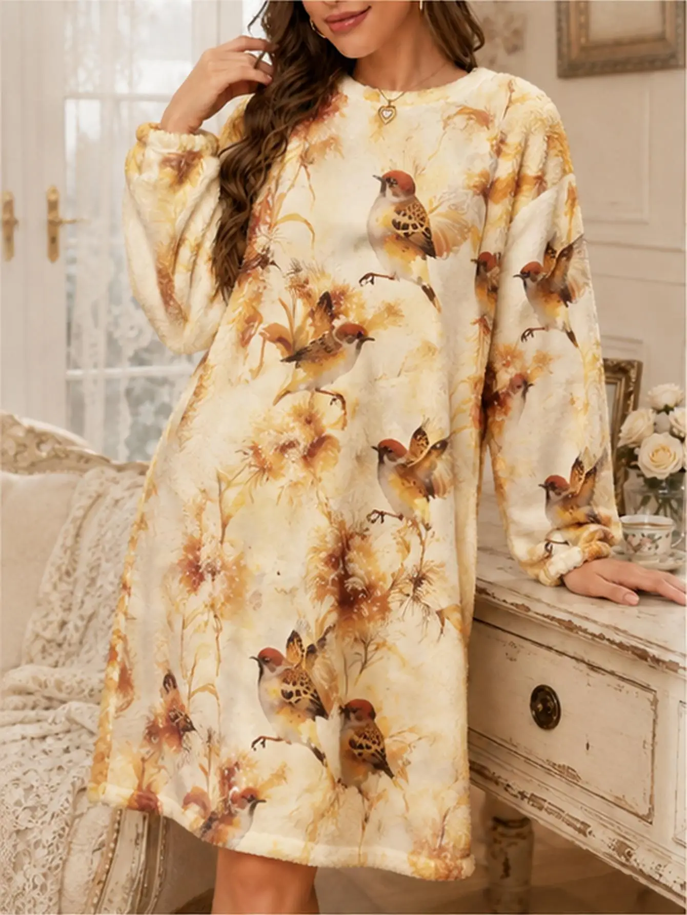 Camisón de invierno para mujer, talla grande, color beige, con estampado de pájaros y flores, de forro polar coral, de manga larga, suave, holgado, para uso diario y como ropa de dormir en casa.