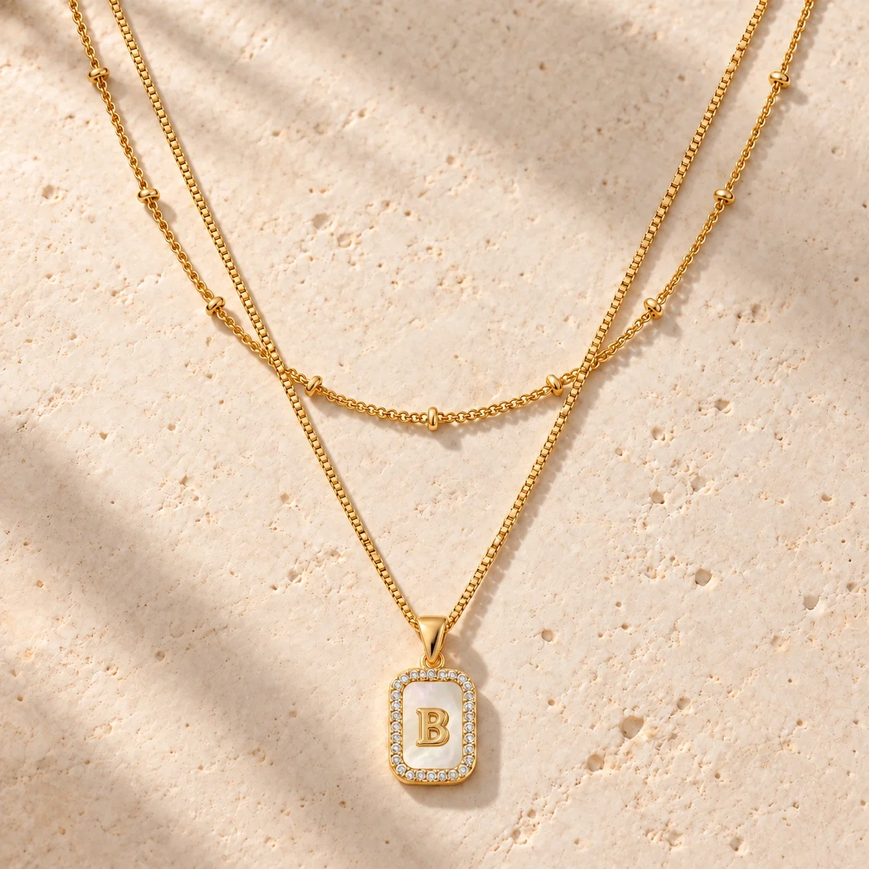 Initial-Charm, mehrschichtige, vergoldete Buchstaben-Halskette für Damen und Herren mit Perlenkette, Zirkonia-Rechteck, Geburtstagsgeschenk – Detail 5
