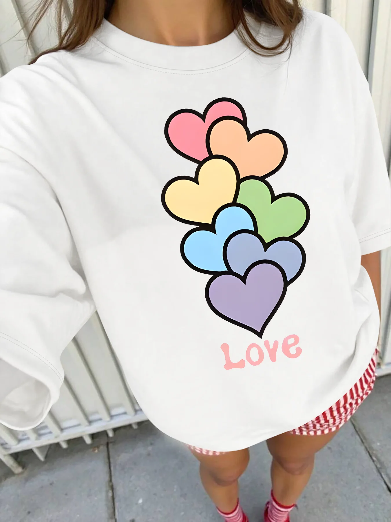 تي شيرت نسائي كاجوال رياضي بأكمام قصيرة مقاس كبير مع طباعة قلب ملون ونص الحب، رقبة دائرية، مقاس عادي