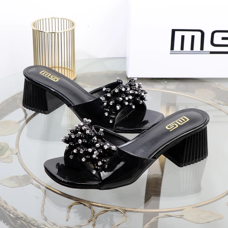 Wysokiej jakoลci perลowe kapcie 2024 wiosna nowe grube, wysokiej klapki na obcasie ubrania modne buty luksusowe eleganckie buty damskie na ลwieลผym