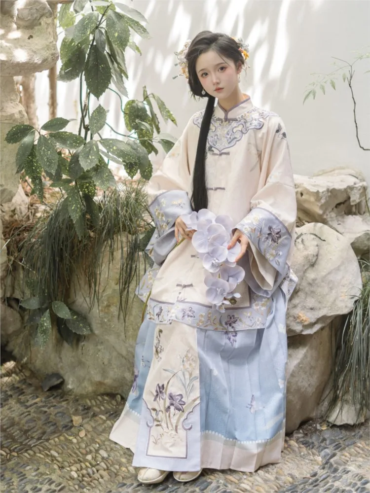 A delicate and elaborate stand-up collar cheongsam dress set featuring floral narcissus patterns Han dynasties