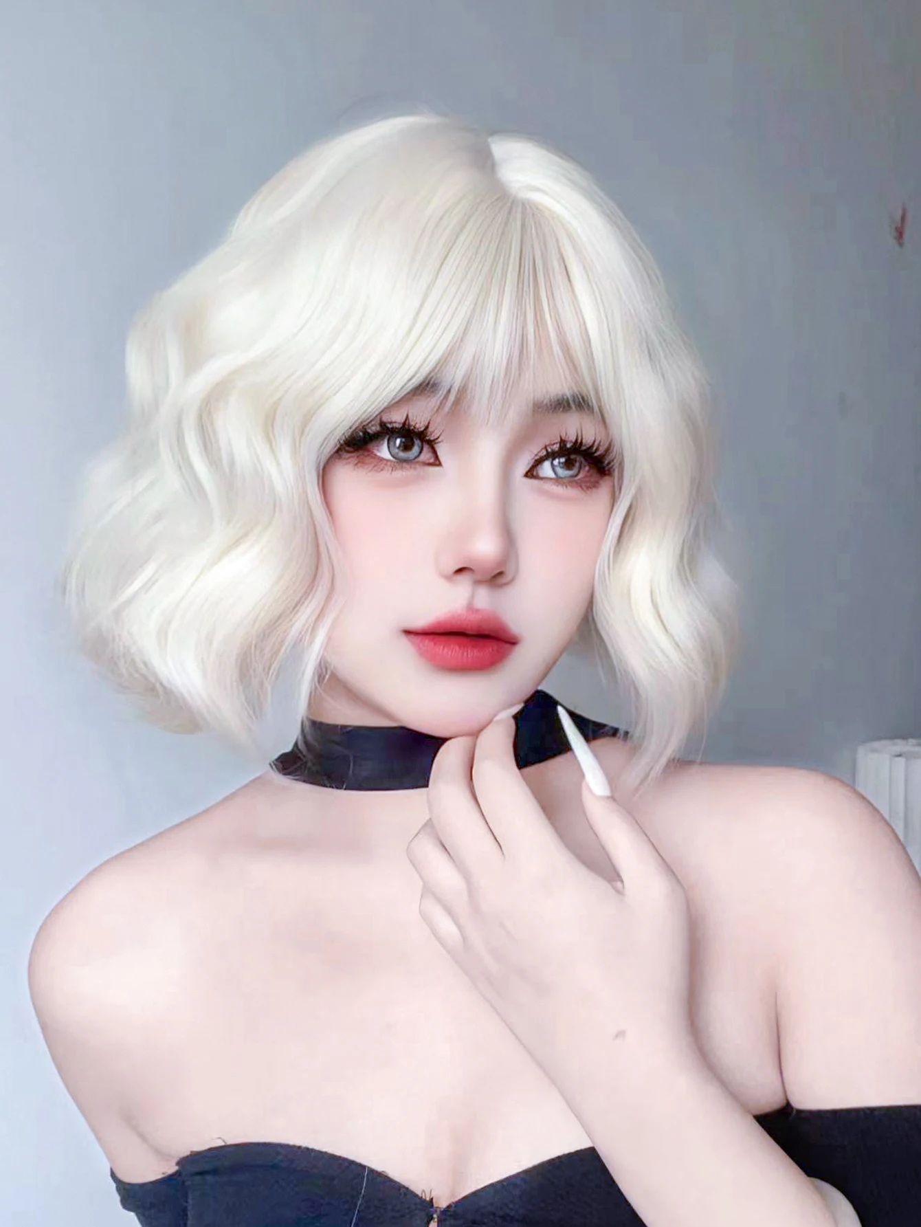 12Inch Lolita Platinum Color Synthetic Wigs With Bangs Short Natural Wavy Hair Wig for Women Daily Use Cosplay Heat Resistant