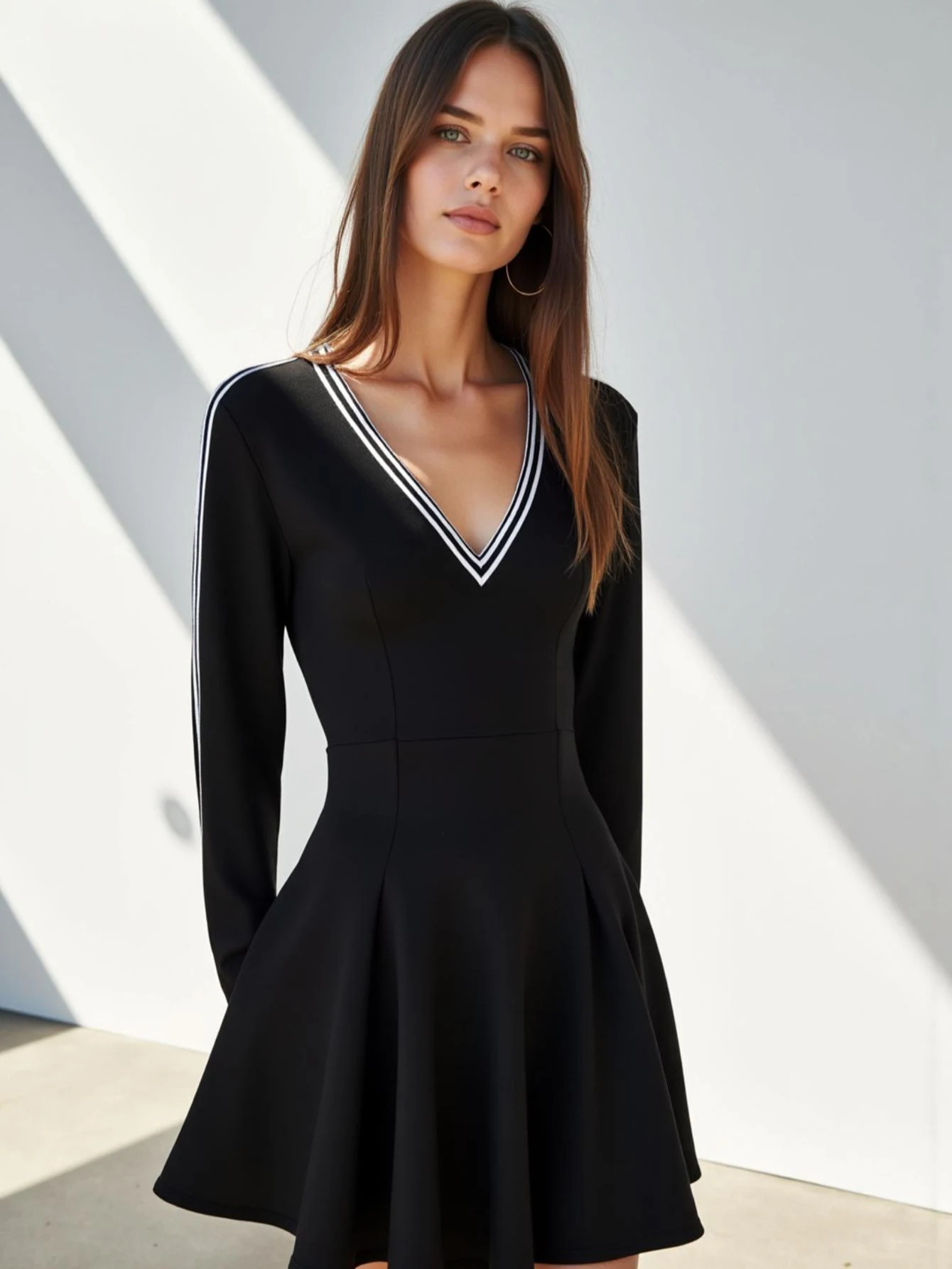 Damska sukienka mini z długim rękawem, dekoltem w serek, prosty krój w kształcie litery A, idealna na jesienne randki.