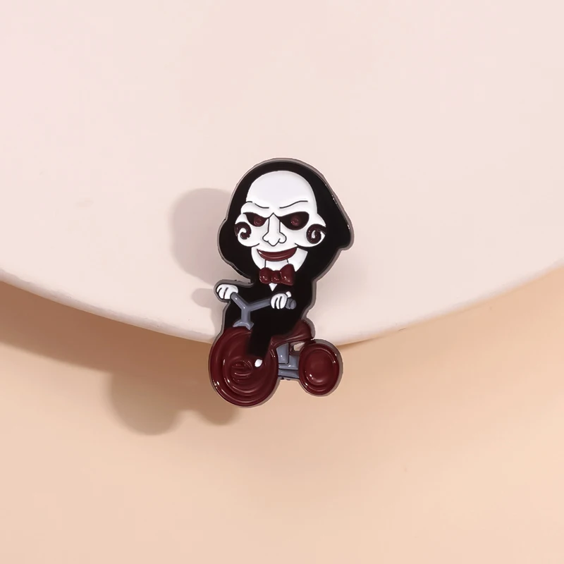 فيلم الرعب بانوراما بيلي الميكانيكية دمية المينا دبوس مهرج على دراجة هالوين بروش شارة التلبيب مجوهرات هدية للأصدقاء