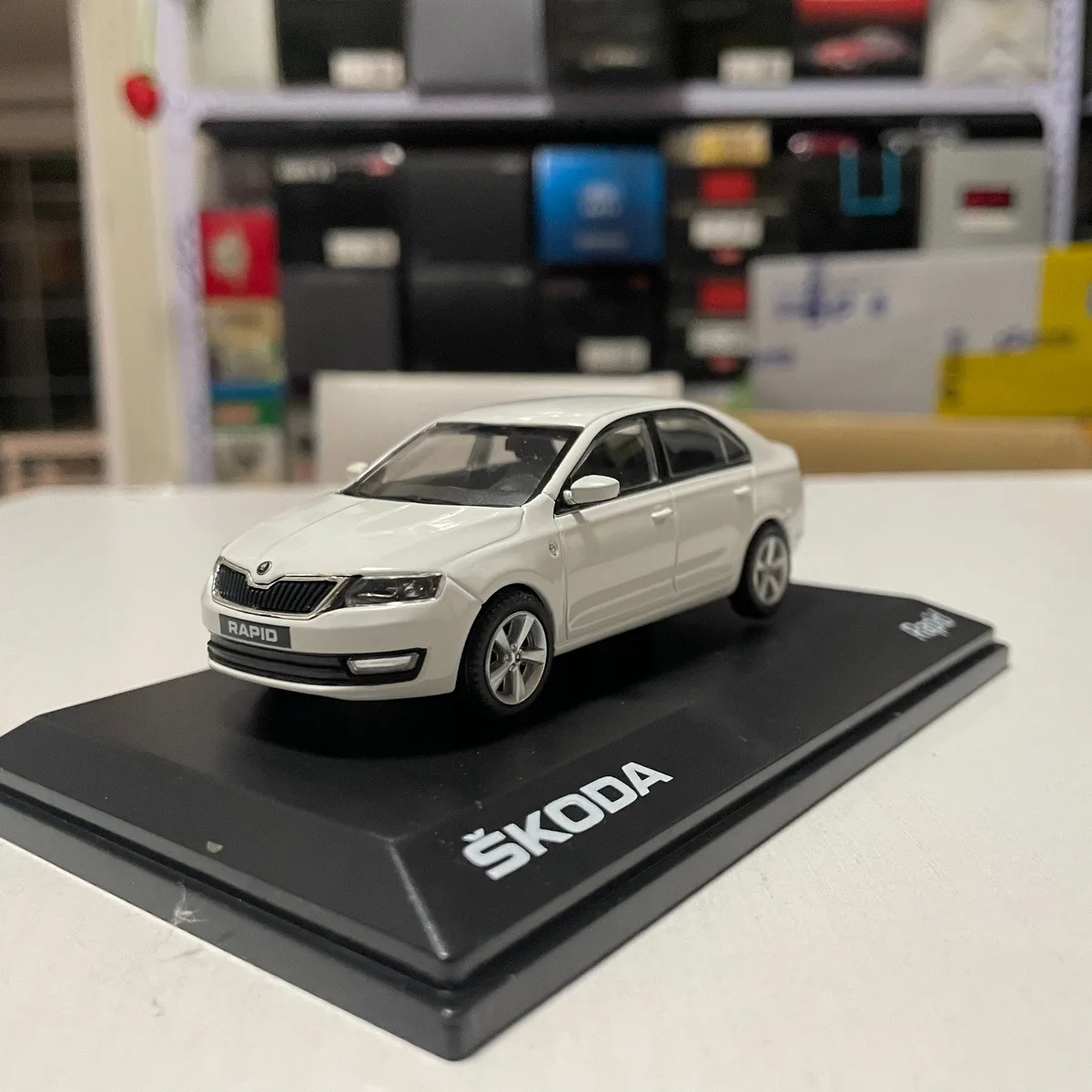 

1:43 Scale Skoda Rapid Sedan 2012 Alloy Car Model Collection Ornaments