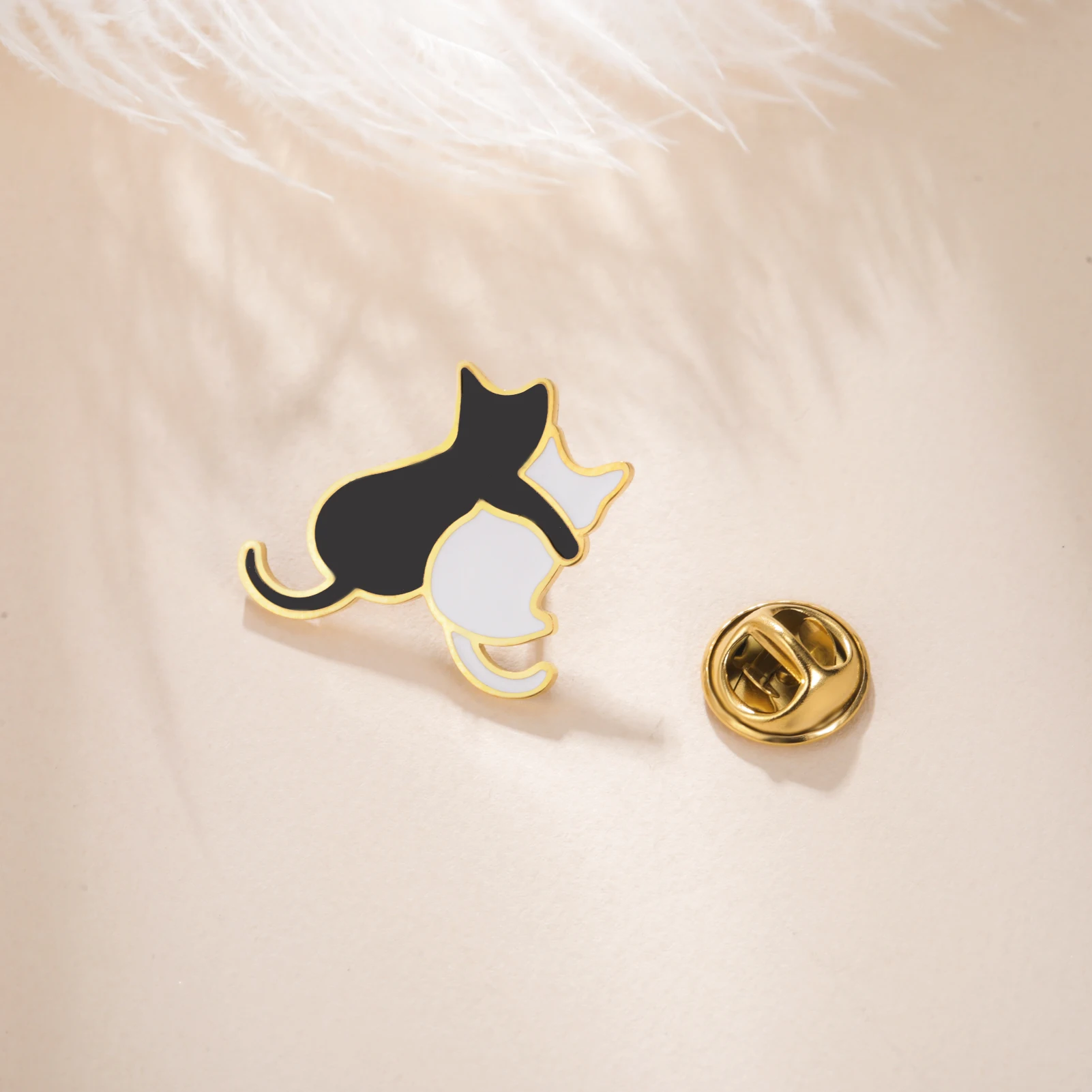 Skyrim القط الكلب أسود أبيض المينا بروش للنساء الرجال الفولاذ المقاوم للصدأ التلبيب دبوس الحيوانات الأليفة قميص دعوى شارة اكسسوارات هدية #2