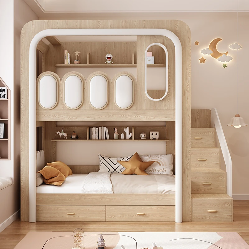 سرير أطفال على وخارج، شقة صغيرة مكونة من طبقتين، الأم والطفل، الكبار العالي والمنخفض لا يتداخل مع