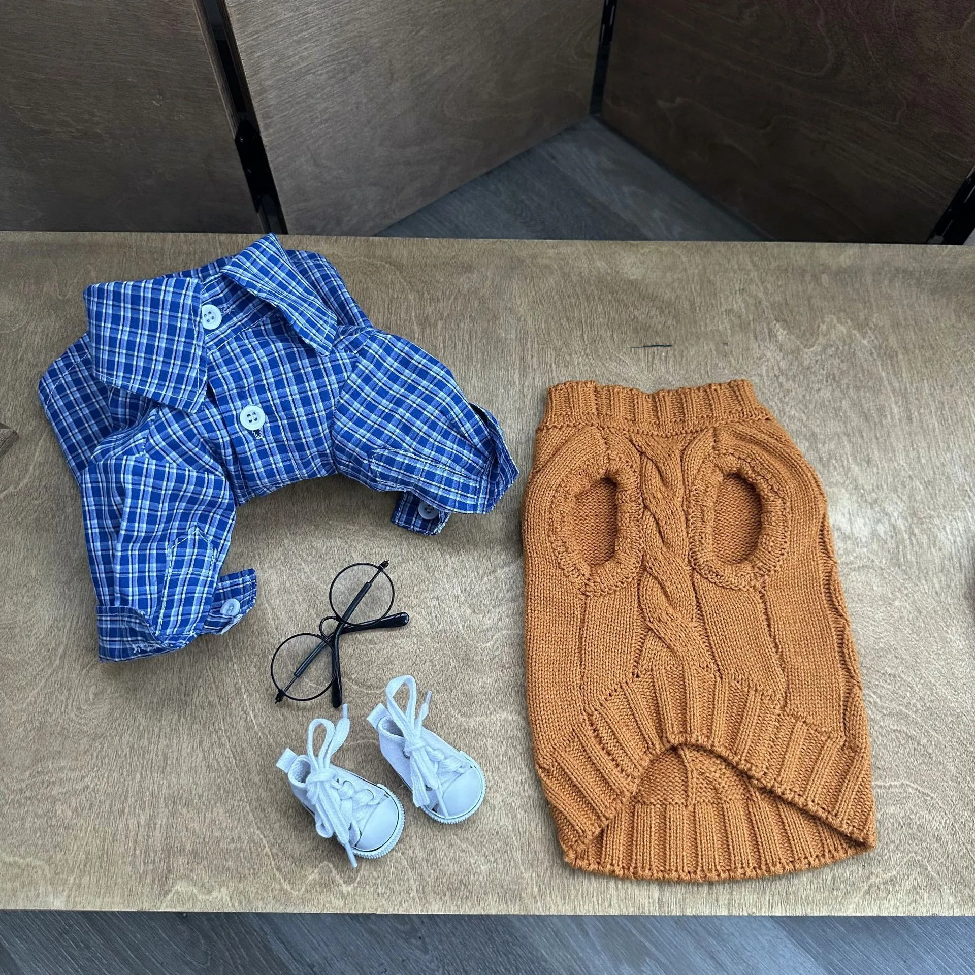 Imagen 6: La ropa para mascotas a cuadros del caballero británico es realmente de una camisa azul para perros de excelente calidad