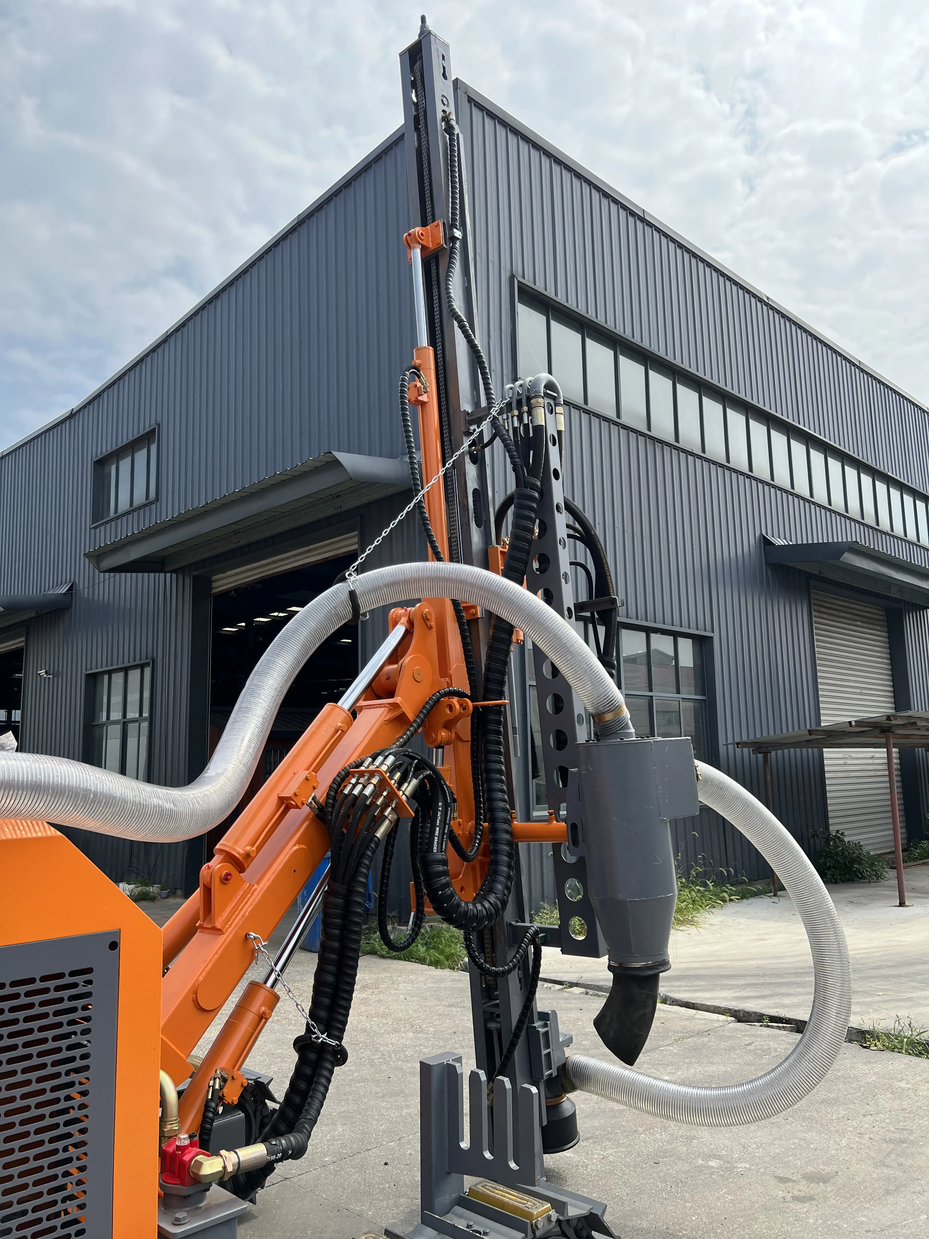 Superior Heavy-Duty Crawler Hydraulic Downhole DTH Drill Rig for Open-pit Quarry Stone Extraction and Mining Use