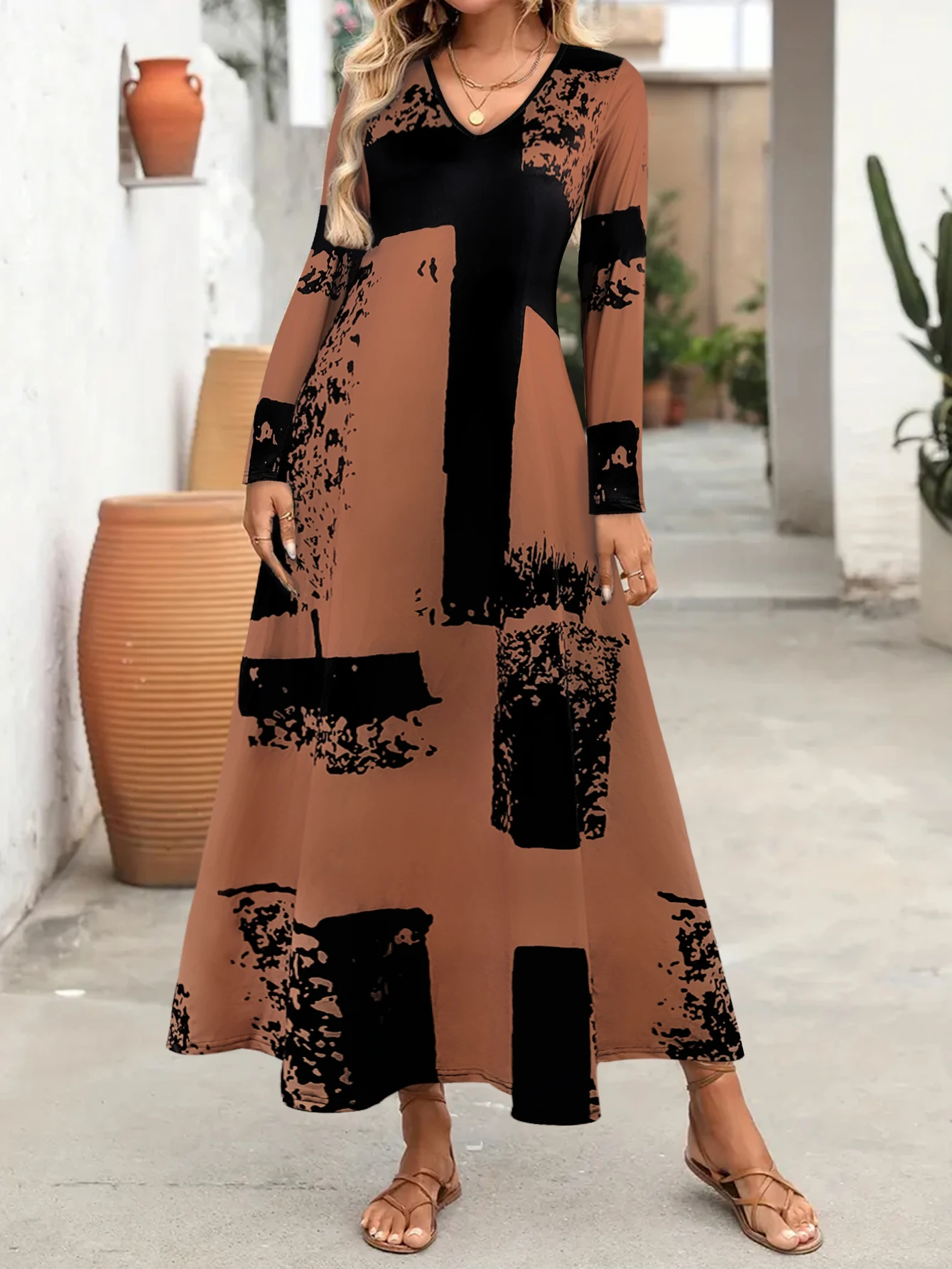 Langärmliges Maxikleid für Damen mit abstraktem Druck, V-Ausschnitt, Farbschema in Braun und Schwarz, ideal für alltägliche und besondere Anlässe