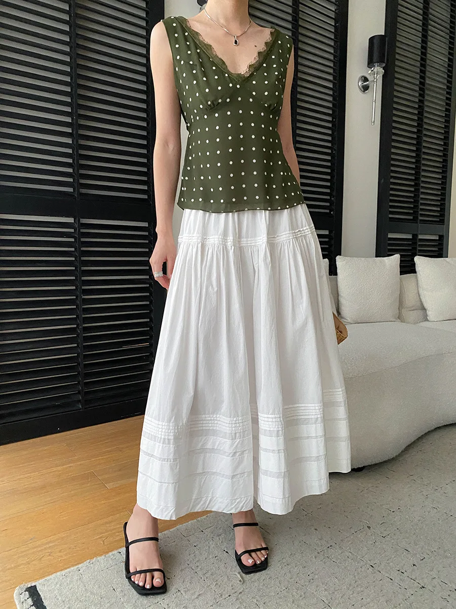 Sommerliche Damen-Weste im lässigen französischen Retro-Stil mit gepunkteter Spitze, Patchwork und V-Ausschnitt, schlank machend und ärmellos. – Detail 3