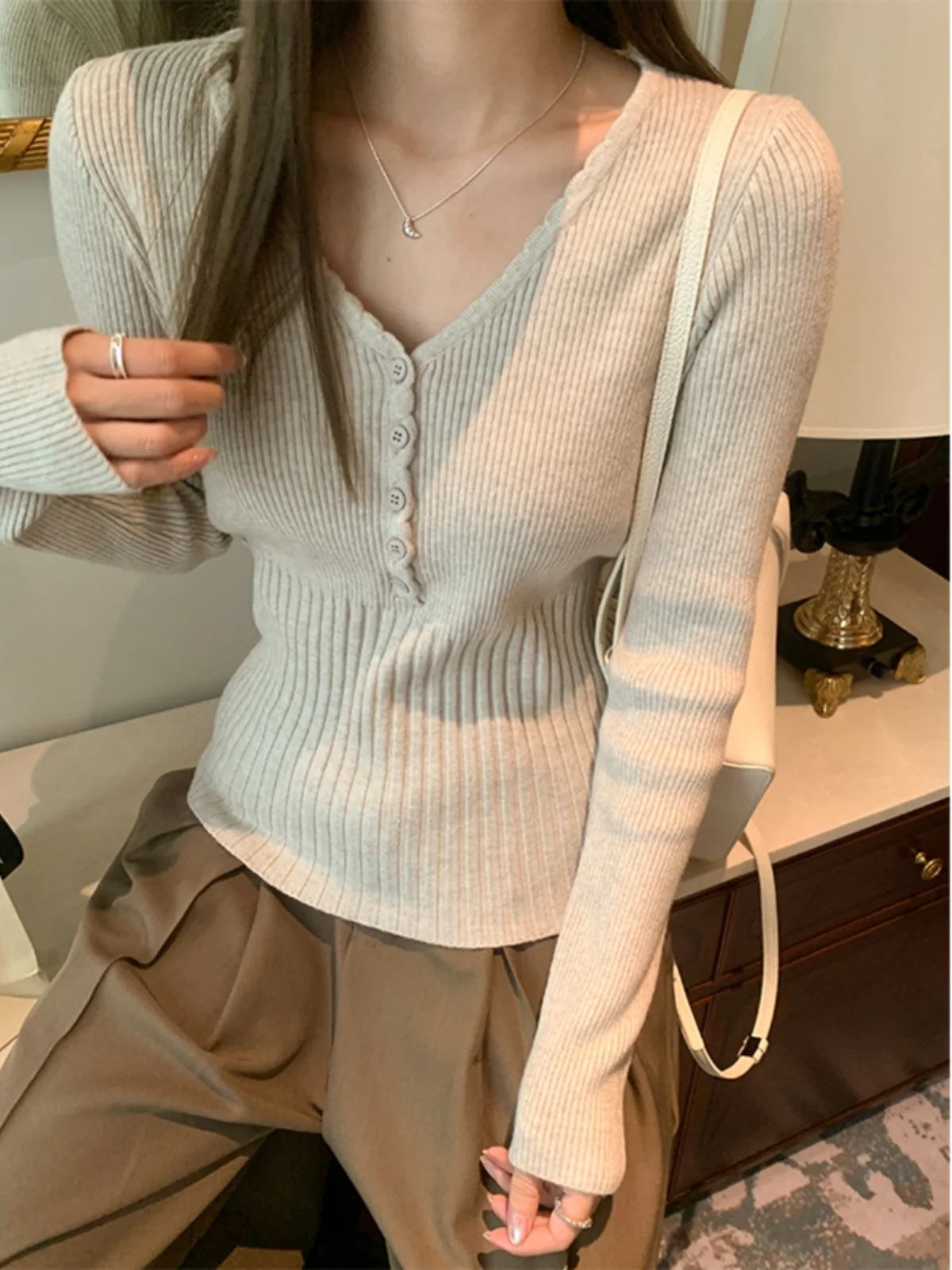 

Корейский облегающий вязаный топ с v-образным вырезом, женский модный осенне-зимний новый однотонный базовый слой с застежкой на талии irt