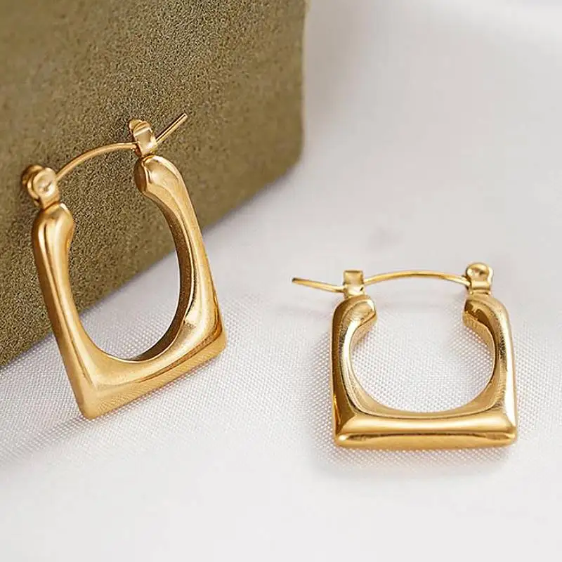 Huitan Spezielle Hohle Damen-Edelstahl-Creolen Geometrische Hochzeits- und Party-Ohrringe in Silber/Gold Accessoires Schmuck
