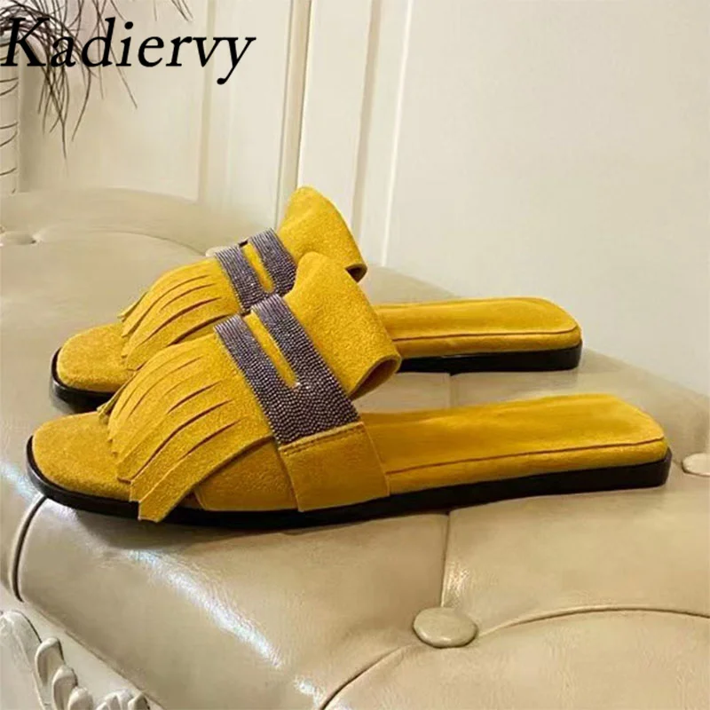 

Лидер продаж, женские замшевые шлепанцы из коровьей кожи на плоской подошве, квадратные шлепанцы с открытым носком, украшенные бусинами и бахромой, сабо, женские летние тапочки